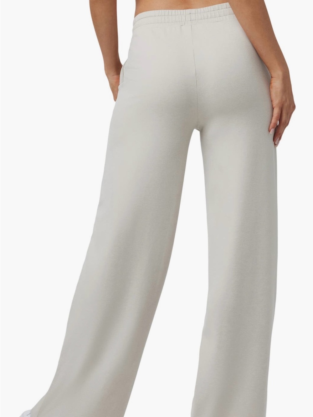 Vuori Halo Essential Wide Leg DreamKnit™ Pant Ecru
Heather S - Picture 3 of 8